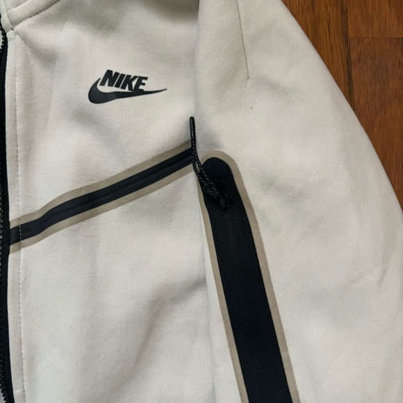 Nike tech jacket. - Picture 3 of 7